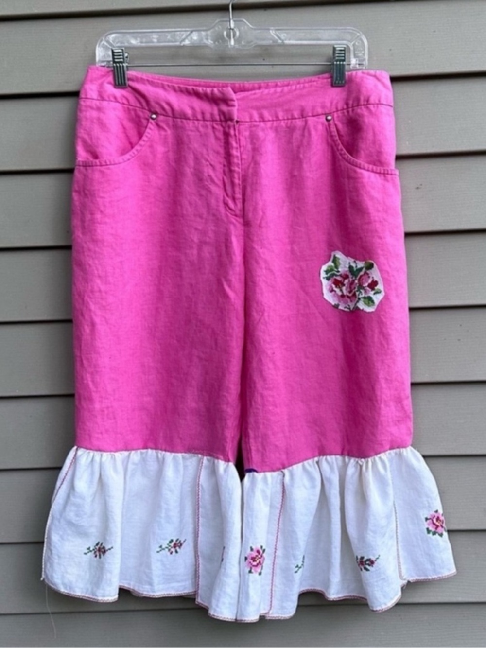 Pink linen shorts w/ needlepoint roses applique size 10
